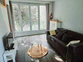 Joli F2 Gare Orléans avec parking privé et balcon